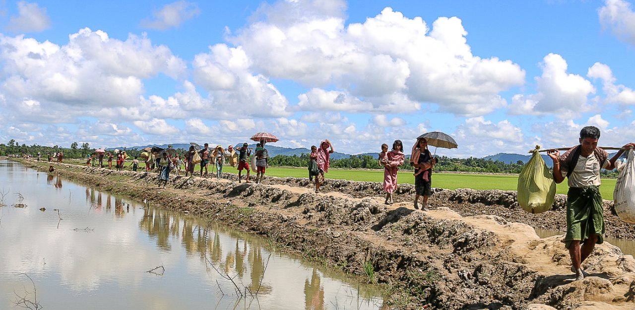 Rohingyer på flykt - vuxna och barn.