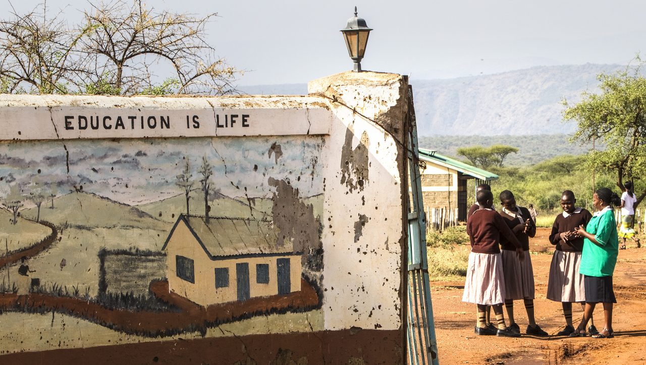 Flickor på en skolgård i Morito, Kenya. Barns rätt till utbildning, en av Barnfondens hjärtefrågor.