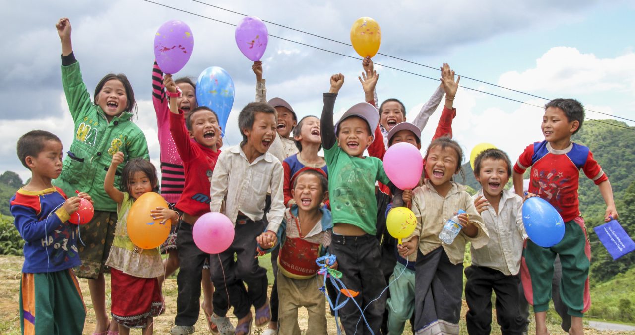 Barnens Dag i Nonghet. Barn jublar och håller i ballonger.