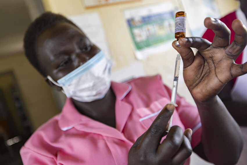 Sjuksköterska förbereder spruta inför vaccination